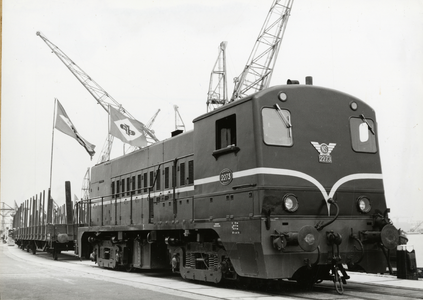 170989 Afbeelding van de diesel-electrische locomotief nr. 2273 (serie 2200/2300) van de N.S. met een trein met hout ...
